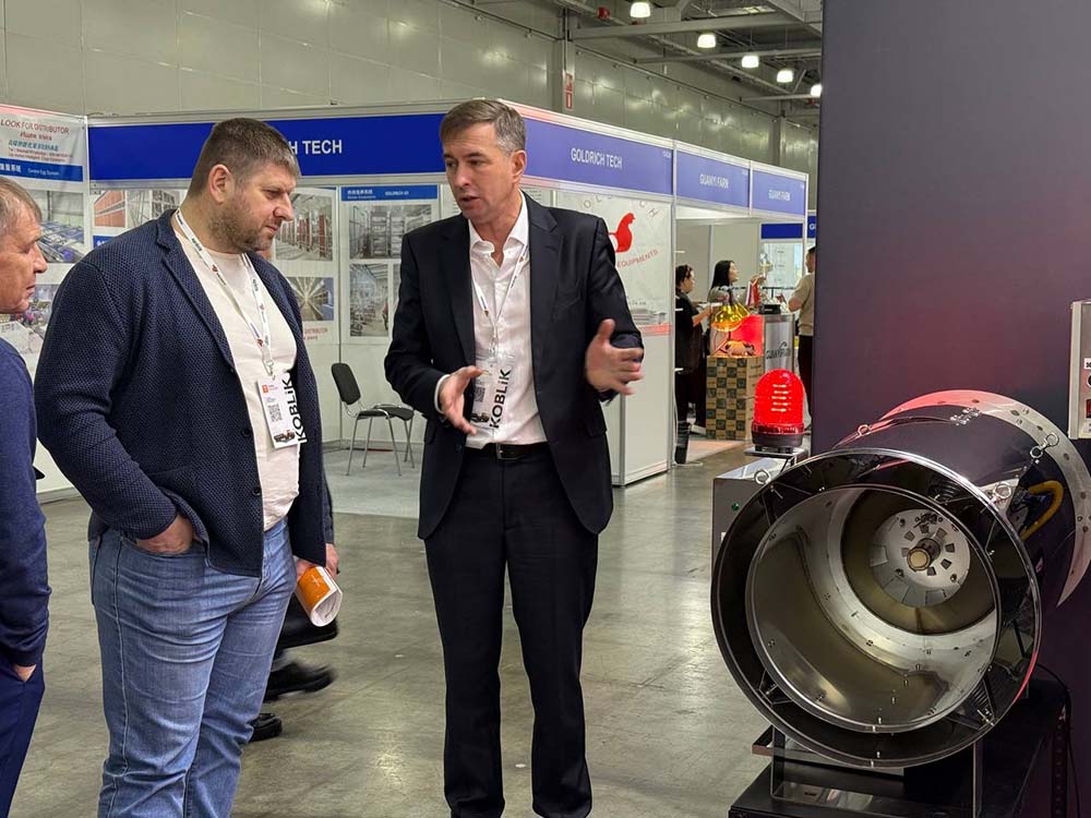 Представители агрохолдинга осматривают тепловую пушку KEYWARM KWFP 